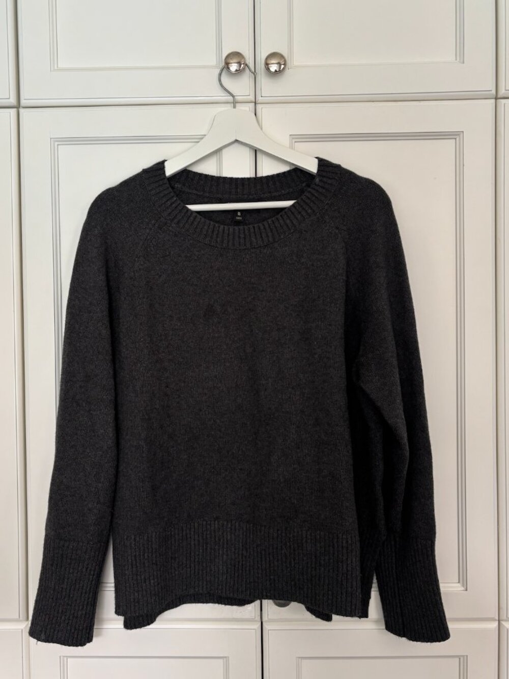 BANANA REPUBLLIC - Charcoal grey crew neck
